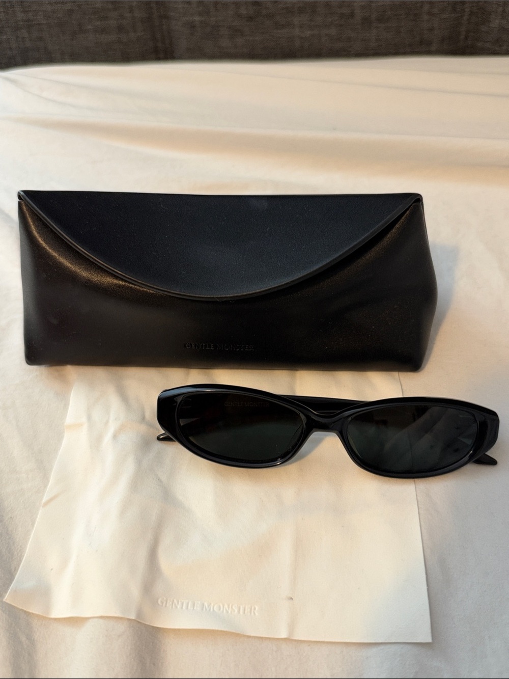 GENTLE MONSTER Monica 01 Sleek Black Cat-Eye Sunglasses with Case